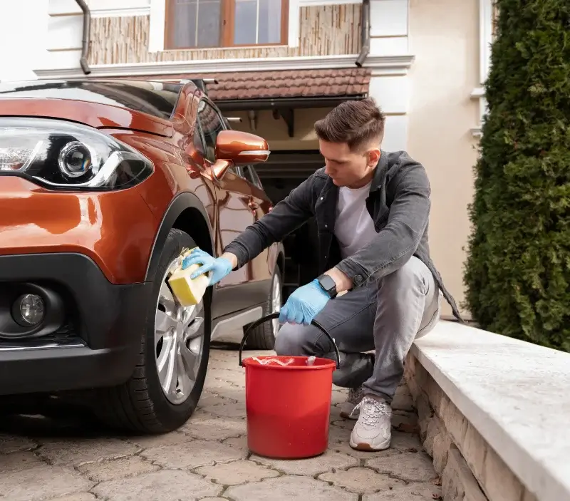 Lavage auto à domicile Les Monts d'Aunay : professionnel intervenant sur un véhicule